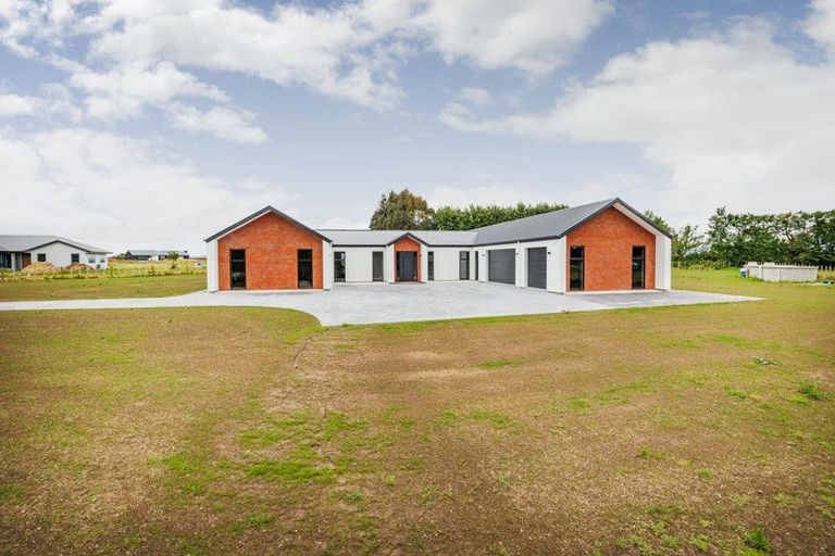 Photo of property in 11 Te Kahu Lane, Halcombe, 4779