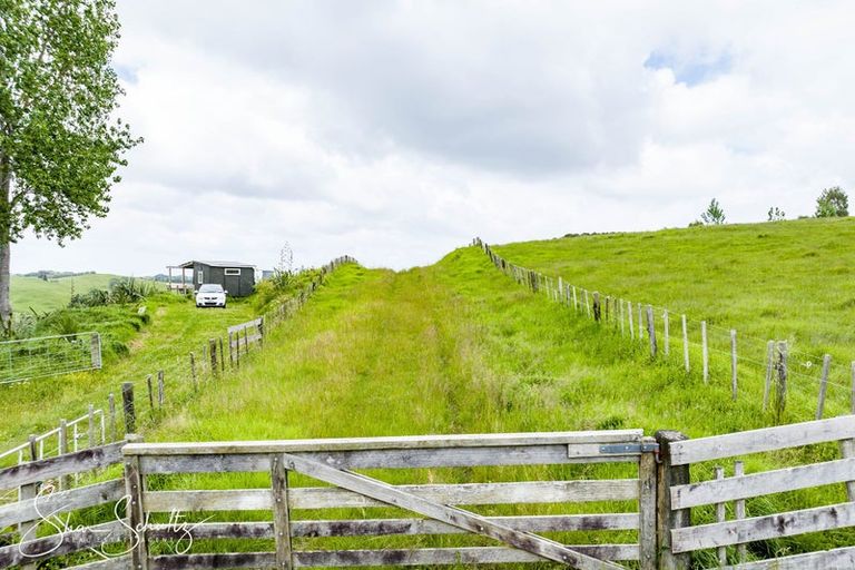 Photo of property in 215c Heatley Road, Whakapirau, 0583