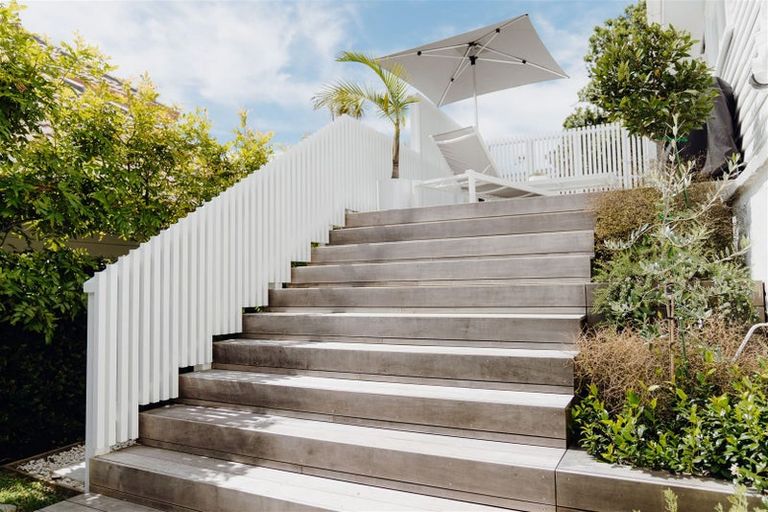 Photo of property in 1/121 Ocean View Road, Hillcrest, Auckland, 0627