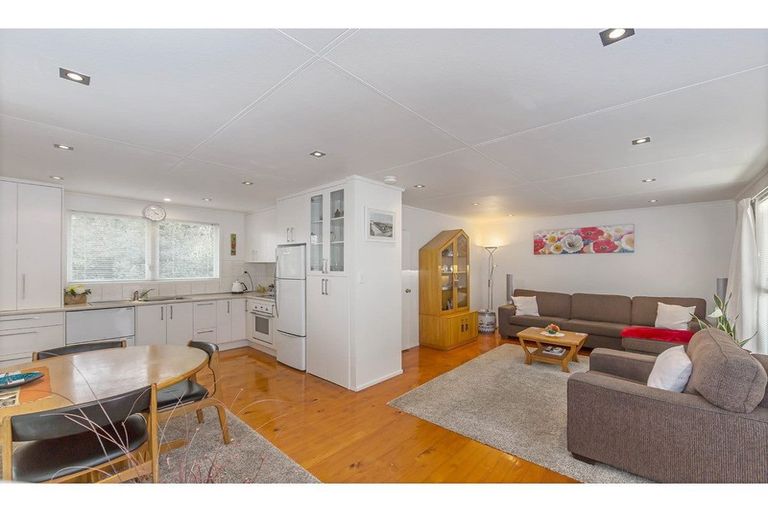 Photo of property in 1/4 Battle Place, Glenfield, Auckland, 0629