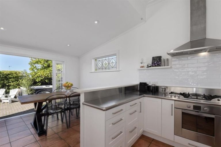 Photo of property in 1/86 Birkenhead Avenue, Birkenhead, Auckland, 0626