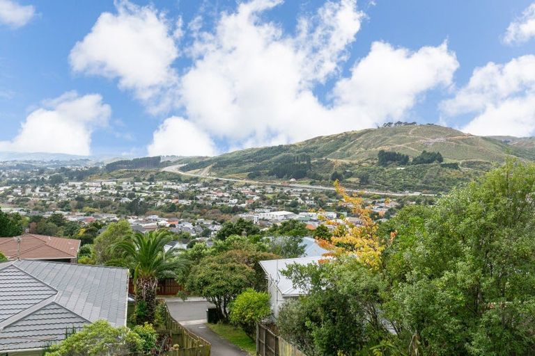 Photo of property in 5a Bishops Glen, Tawa, Wellington, 5028