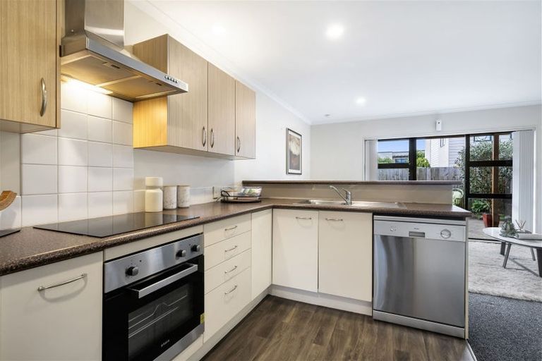 Photo of property in 4/15 Harbour View Road, Te Atatu Peninsula, Auckland, 0610