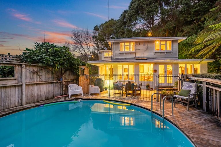 Photo of property in 46 Fortification Road, Karaka Bays, Wellington, 6022