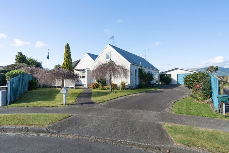 Photo of property in 10 Aitchison Place, Levin, 5510