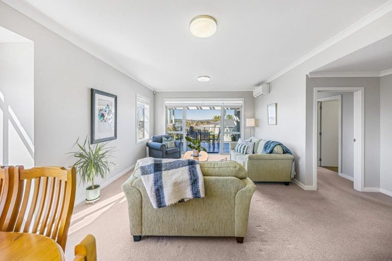 Photo of property in 72 Landmark Terrace, Orewa, 0931