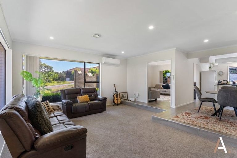 Photo of property in 4 Kingsclere Place, Goodwood Heights, Auckland, 2105