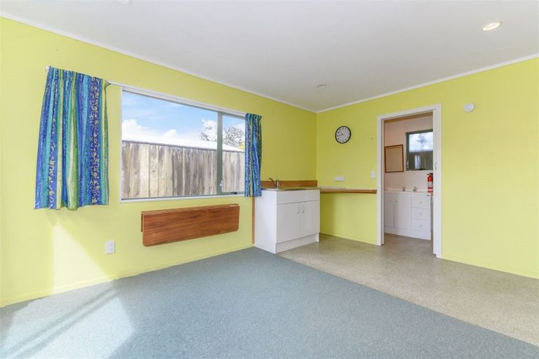 Photo of property in 85 Gloria Avenue, Te Atatu Peninsula, Auckland, 0610