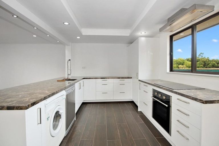 Photo of property in 10 Meadow Crescent, Te Atatu South, Auckland, 0602