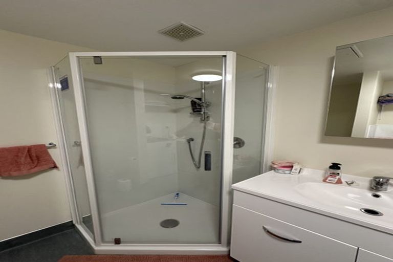 Photo of property in 2/242 Great North Road, Henderson, Auckland, 0612