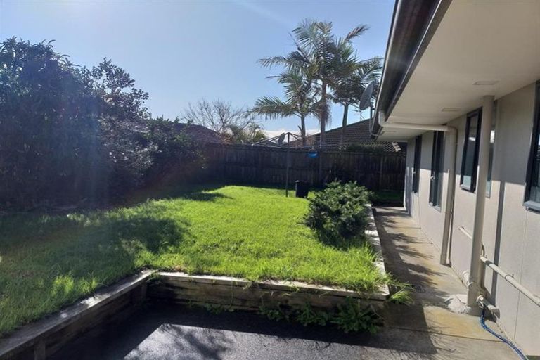 Photo of property in 6 Frank Bunce Grove, Flat Bush, Auckland, 2019