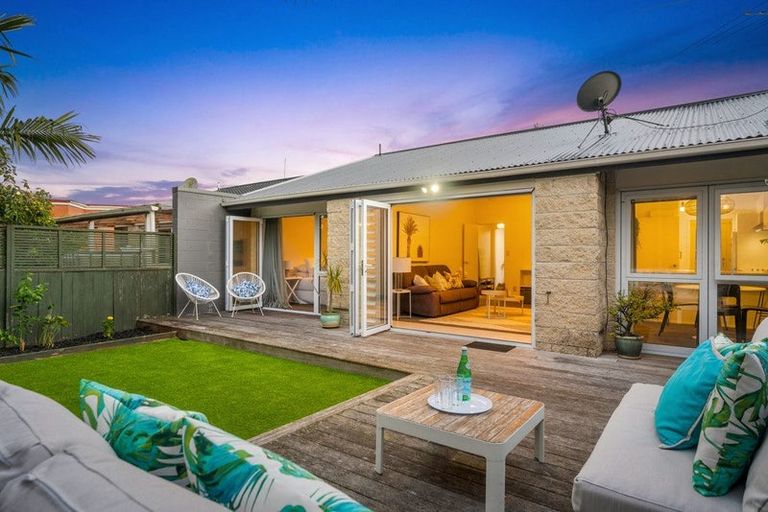 Photo of property in 2/40 James Evans Drive, Northcote, Auckland, 0627