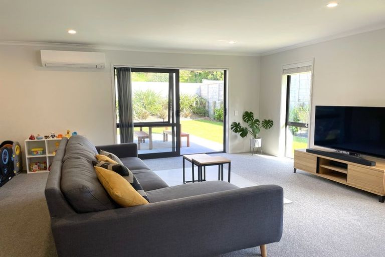 Photo of property in 17 Mooring Close, Whitby, Porirua, 5024