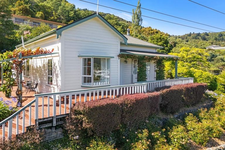 Photo of property in 19 Milton Terrace, Picton, 7220