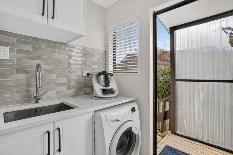 Photo of property in 17 Topliss Drive, Northcross, Auckland, 0632