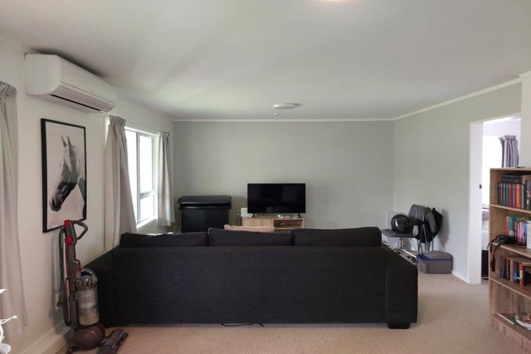 Photo of property in 10 Arahanga Grove, Maupuia, Wellington, 6022
