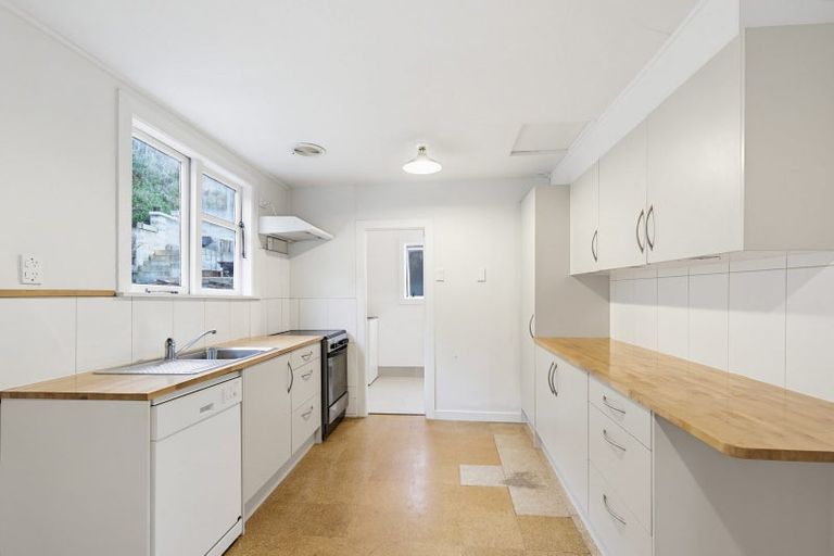 Photo of property in 14 Cave Road, Houghton Bay, Wellington, 6023