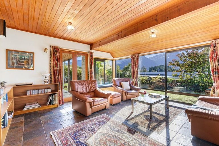 Photo of property in 75 Cedar Drive, Kelvin Heights, Queenstown, 9300