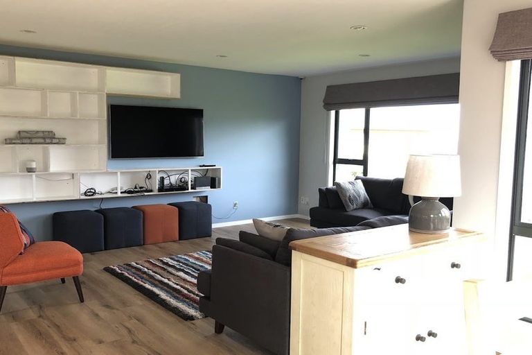 Photo of property in 6 Bennett Grove, Newlands, Wellington, 6037