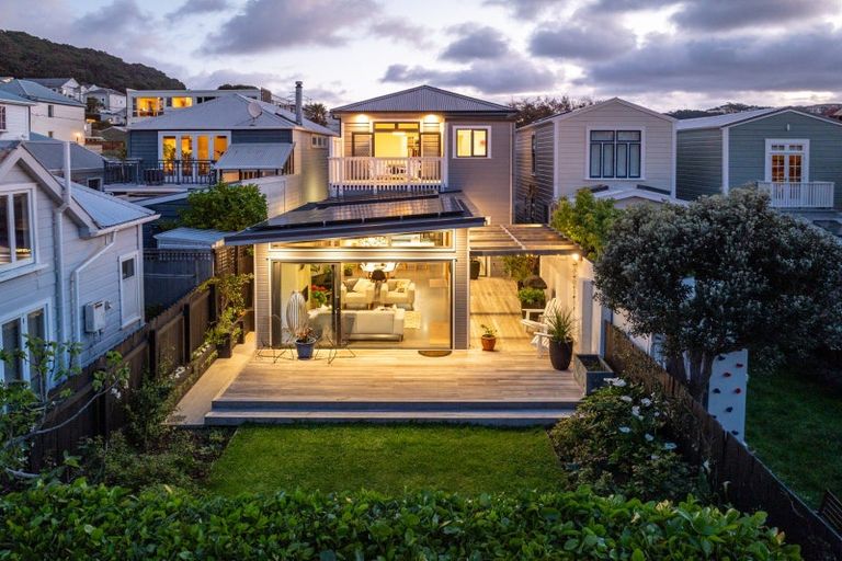 Photo of property in 35 Queen Street, Mount Victoria, Wellington, 6011