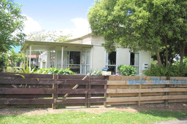 Photo of property in 2/12 Edinburgh Avenue, Rosehill, Papakura, 2113
