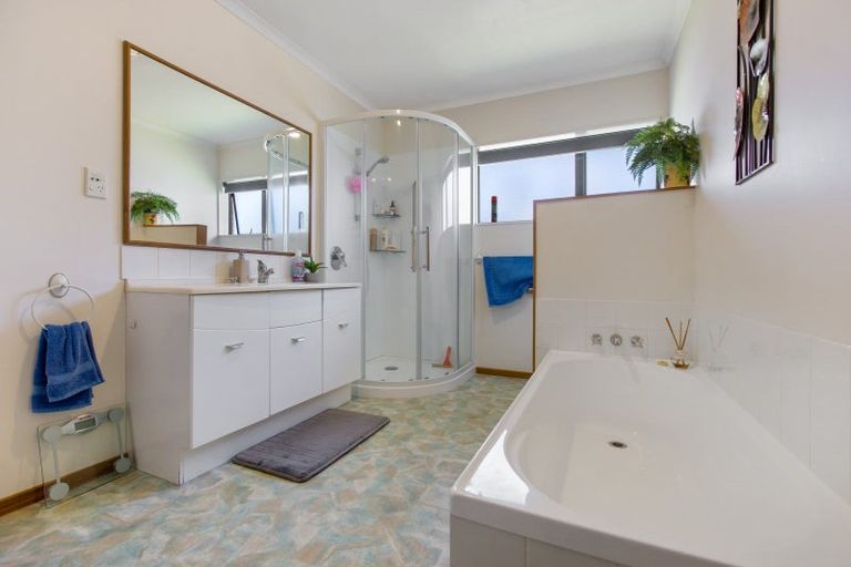 Photo of property in 18 Karamu Street, Te Atatu Peninsula, Auckland, 0610