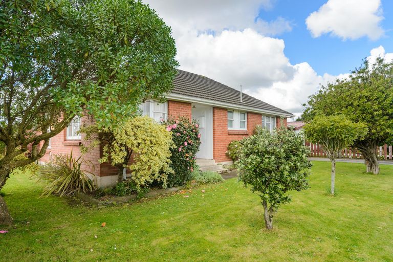Photo of property in 60 Exeter Crescent, Takaro, Palmerston North, 4412