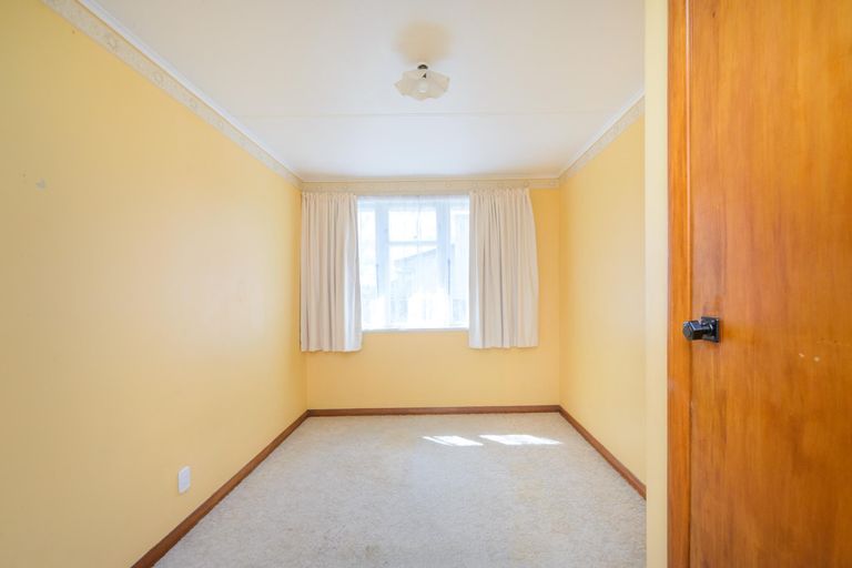 Photo of property in 60 Exeter Crescent, Takaro, Palmerston North, 4412