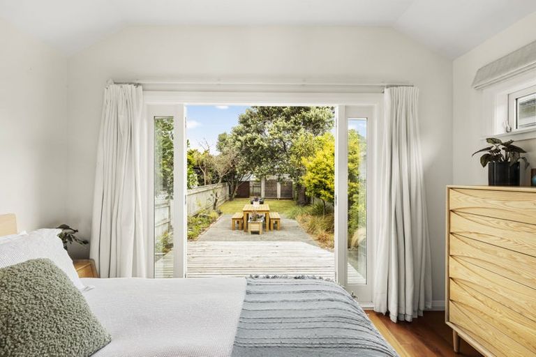 Photo of property in 18 Apu Crescent, Lyall Bay, Wellington, 6022