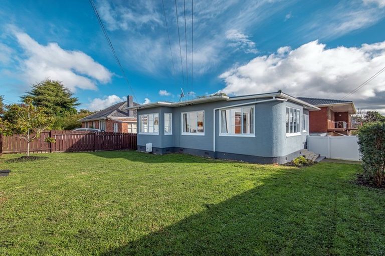 Photo of property in 72 Lynwood Road, New Lynn, Auckland, 0600