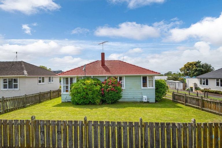 Photo of property in 73 Greenslade Crescent, Northcote, Auckland, 0627