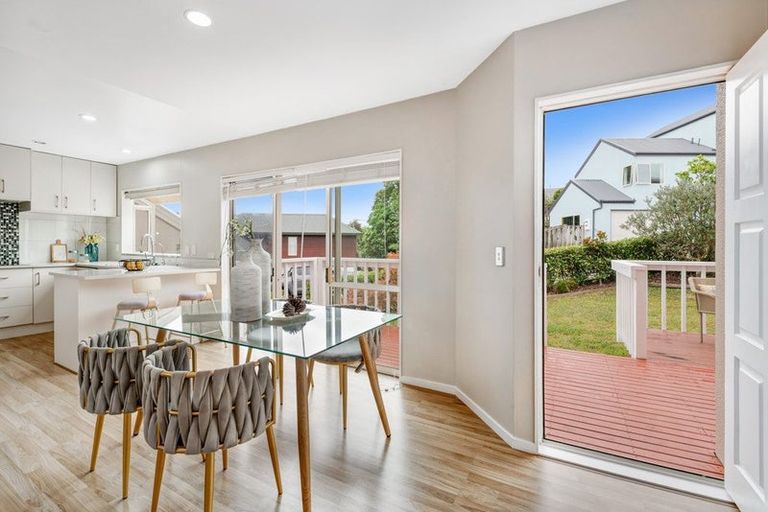 Photo of property in 2/39 Rifleman Rise, Unsworth Heights, Auckland, 0632