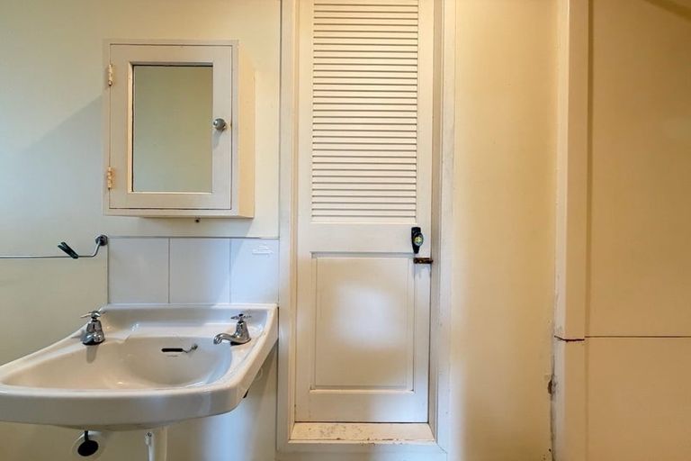 Photo of property in 10 Westview Grove, Miramar, Wellington, 6022