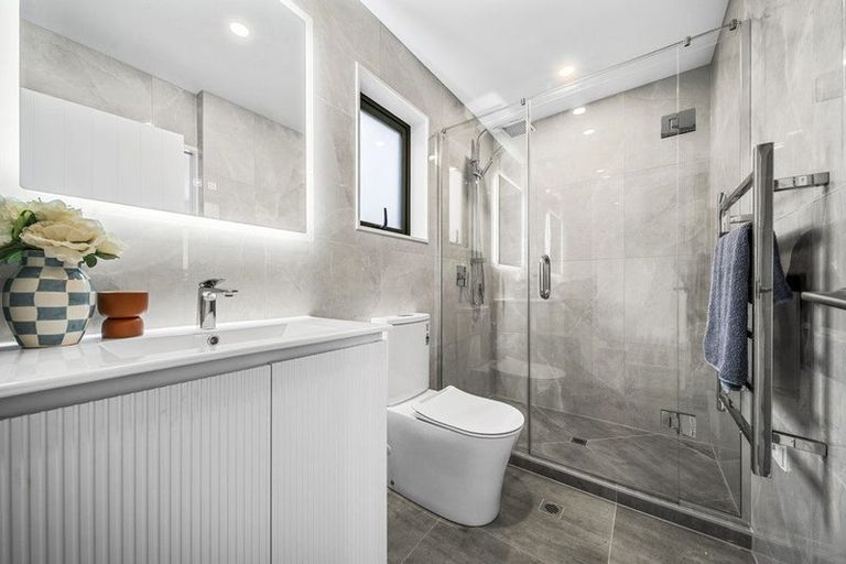 Photo of property in 3/1088 Beach Road, Torbay, Auckland, 0630