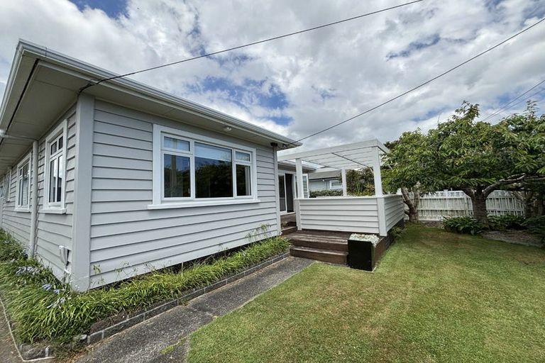 Photo of property in 20 Karaka Street, Merrilands, New Plymouth, 4312