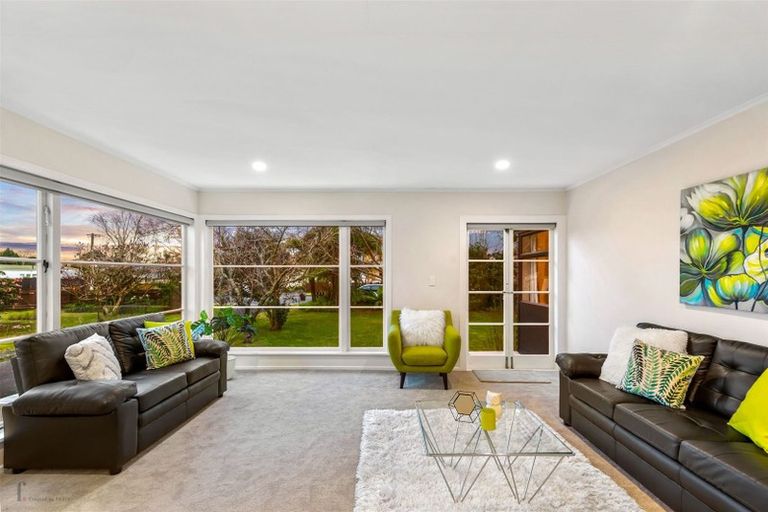 Photo of property in 11 Ranui Station Road, Ranui, Auckland, 0612