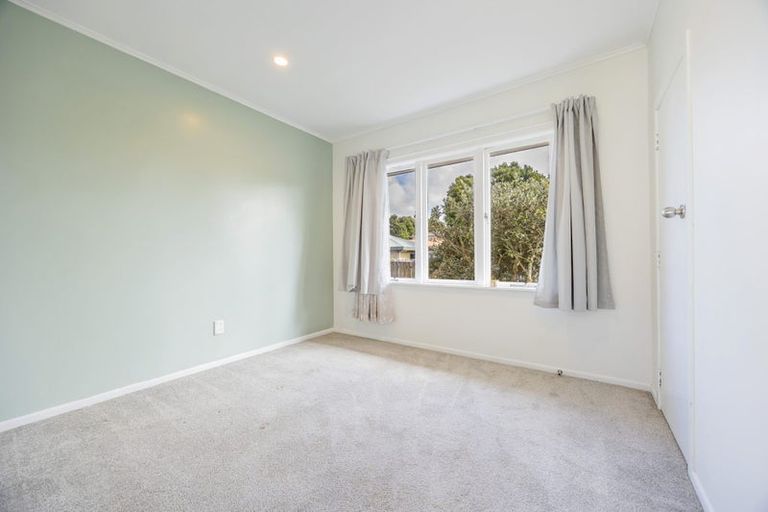 Photo of property in 50 Farquhar Road, Glendene, Auckland, 0602