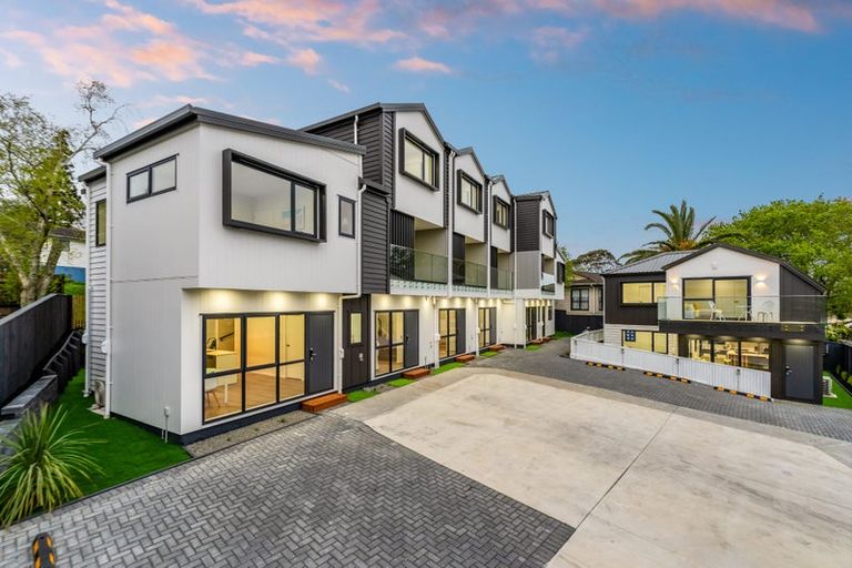 Photo of property in 16 Saint Catherine Crescent, West Harbour, Auckland, 0618