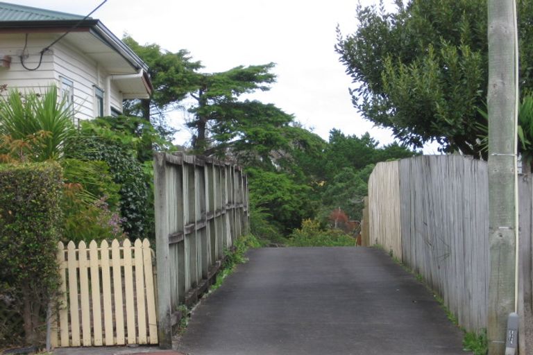 Photo of property in 2/61 Beach Haven Road, Beach Haven, Auckland, 0626