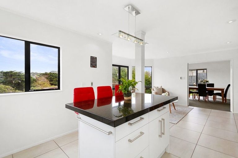 Photo of property in 6 Saunders Close, Whitby, Porirua, 5024