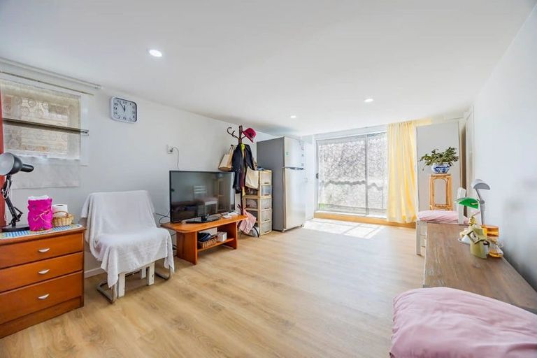 Photo of property in 21 View Road, Glenfield, Auckland, 0627