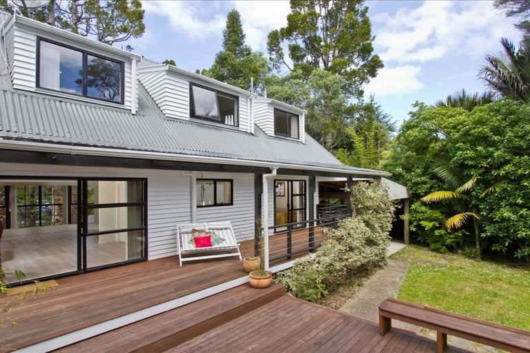 Photo of property in 33 Hollywood Avenue, Titirangi, Auckland, 0604