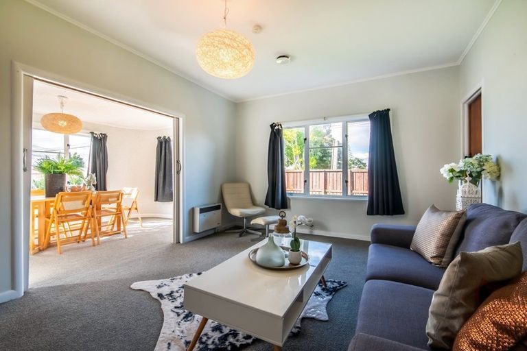 Photo of property in 72 Lynwood Road, New Lynn, Auckland, 0600