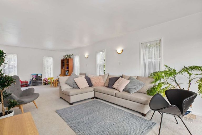 Photo of property in 12 De Val Drive, Titirangi, Auckland, 0604