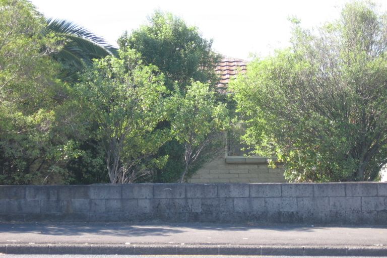 Photo of property in 2/3197 Great North Road, New Lynn, Auckland, 0600