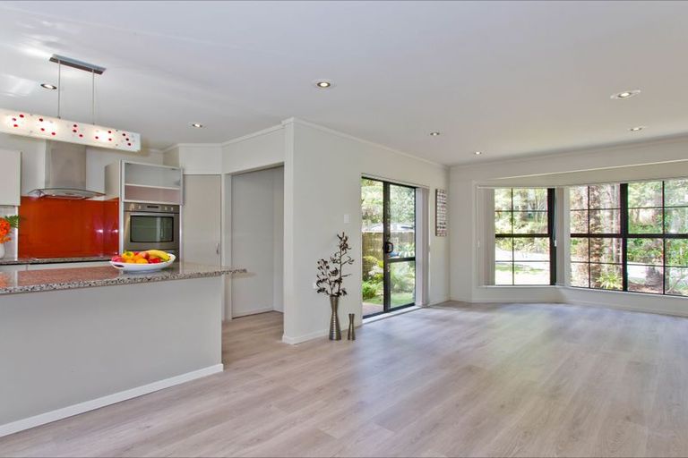 Photo of property in 33 Hollywood Avenue, Titirangi, Auckland, 0604
