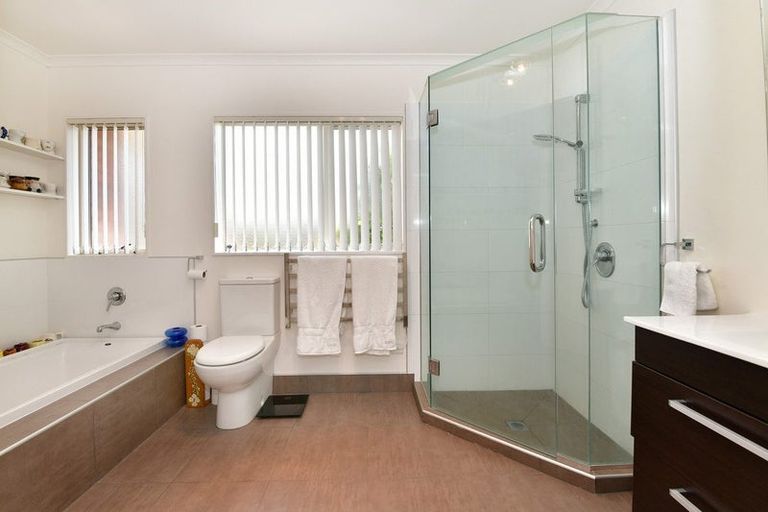 Photo of property in 110 Lakeside Drive, Orewa, 0931