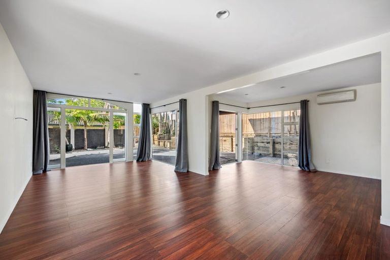 Photo of property in 2/13 Stoneleigh Court, Sunnynook, Auckland, 0632