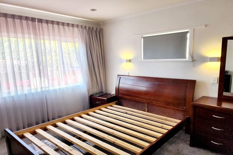 Photo of property in 2/31 Sunnyfield Crescent, Glenfield, Auckland, 0629