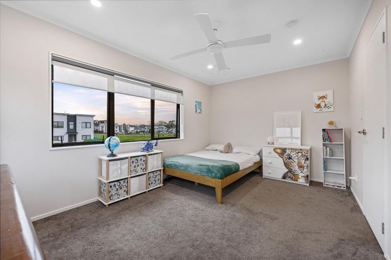 Photo of property in 2 Lumbarda Drive, Kumeu, 0810